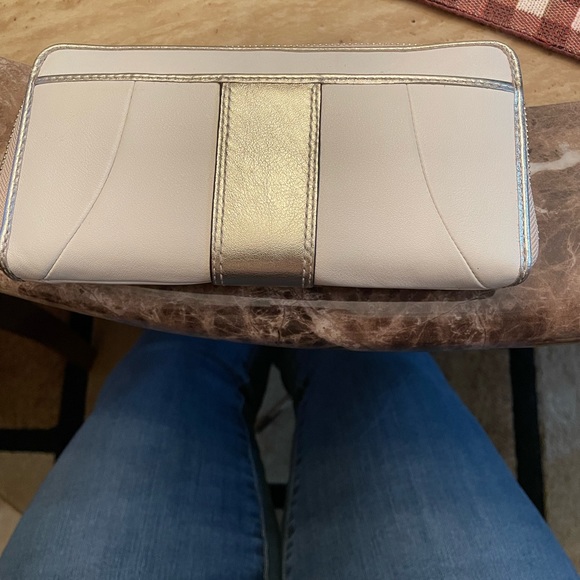 Coach leather light cream color and Gold zip around wallet Gold buckle NWOT - Picture 8 of 8